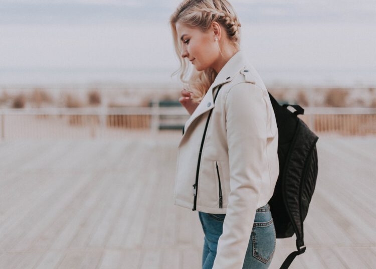 Damskie okrycia wierzchnie plus size na wiosnę – 5 super fasonów!