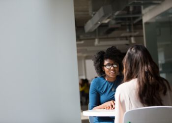 Rozmowa dwójki ludzi