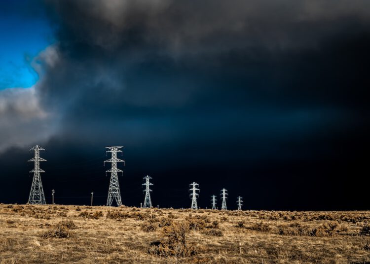 Jak odbywa się budowa linii elektroenergetycznych?