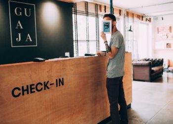 człowiek meldujący się w hotelu